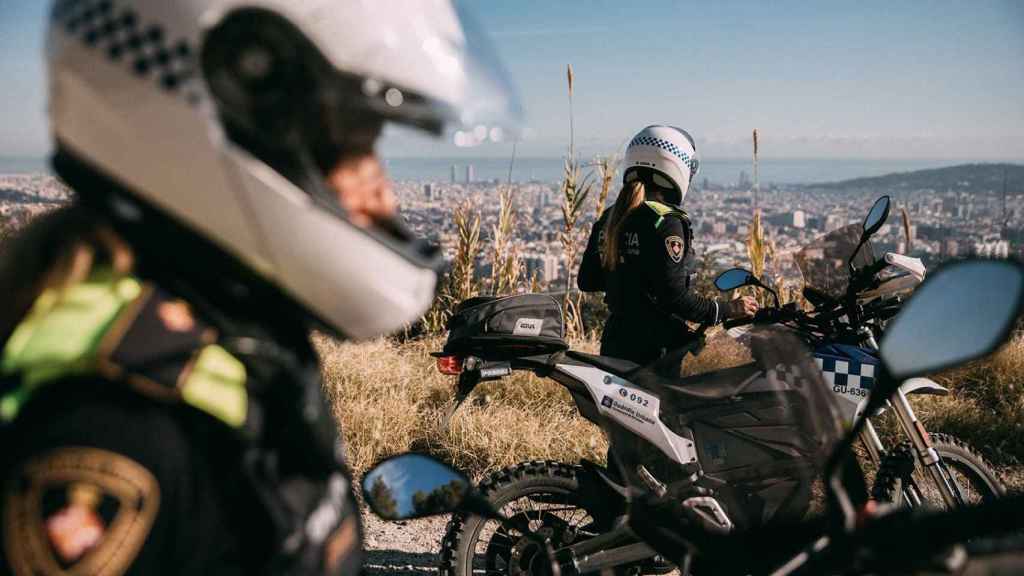 Dos agentes de la unidad motorizada de la Guardia Urbana en la carretera de les Aigües de Barcelona