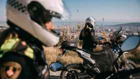 Dos agentes de la unidad motorizada de la Guardia Urbana en la carretera de les Aigües de Barcelona / AYUNTAMIENTO DE BARCELONA