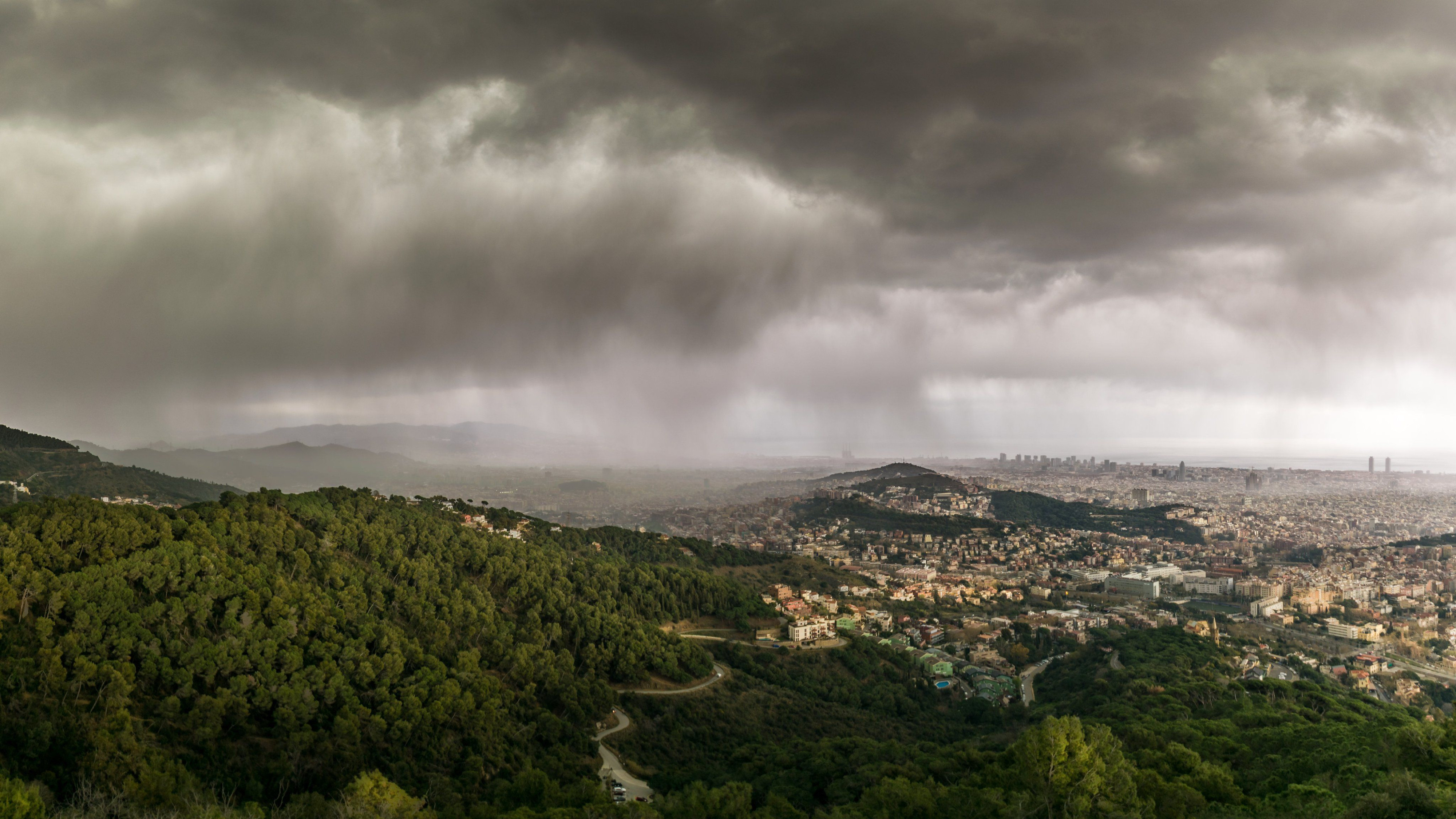 Panorama inestable y con chubascos en Barcelona / ARCHIVO