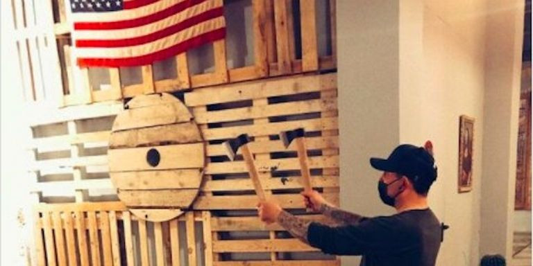 Una persona disfrutando de la experiencia de tiro al hacha en Barcelona / INSTAGRAM - BCN AXE THROWING 