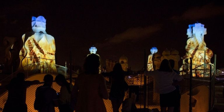 Vista nocturna desde el terrado de La Pedrera / LA PEDRERA