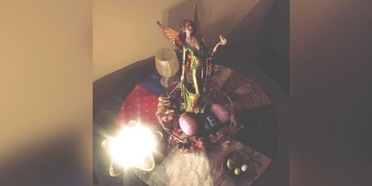 La diosa Eguzki, en un altar con huevos y velas preparado por Belinda para un Ostara / BELINDA DEL FRESNO