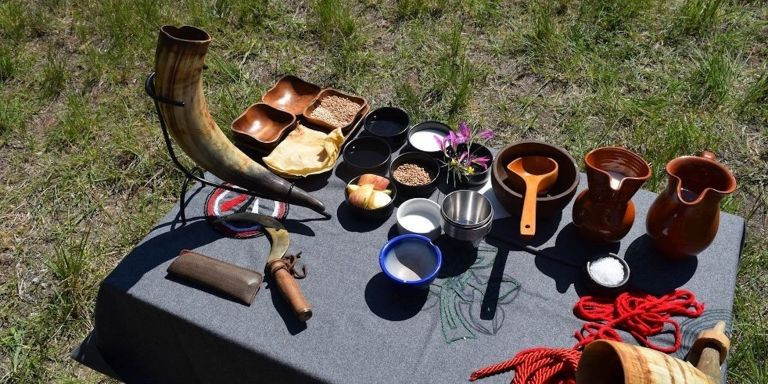 Un altar druida con comida y flores / ORDEN DRUIDA FINTAN