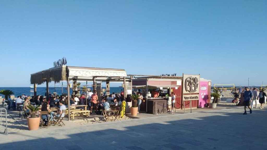 Un chiringuito en una playa de Barcelona; este año se prohibirá fumar en cuatro / MA - JORDI SUBIRANA