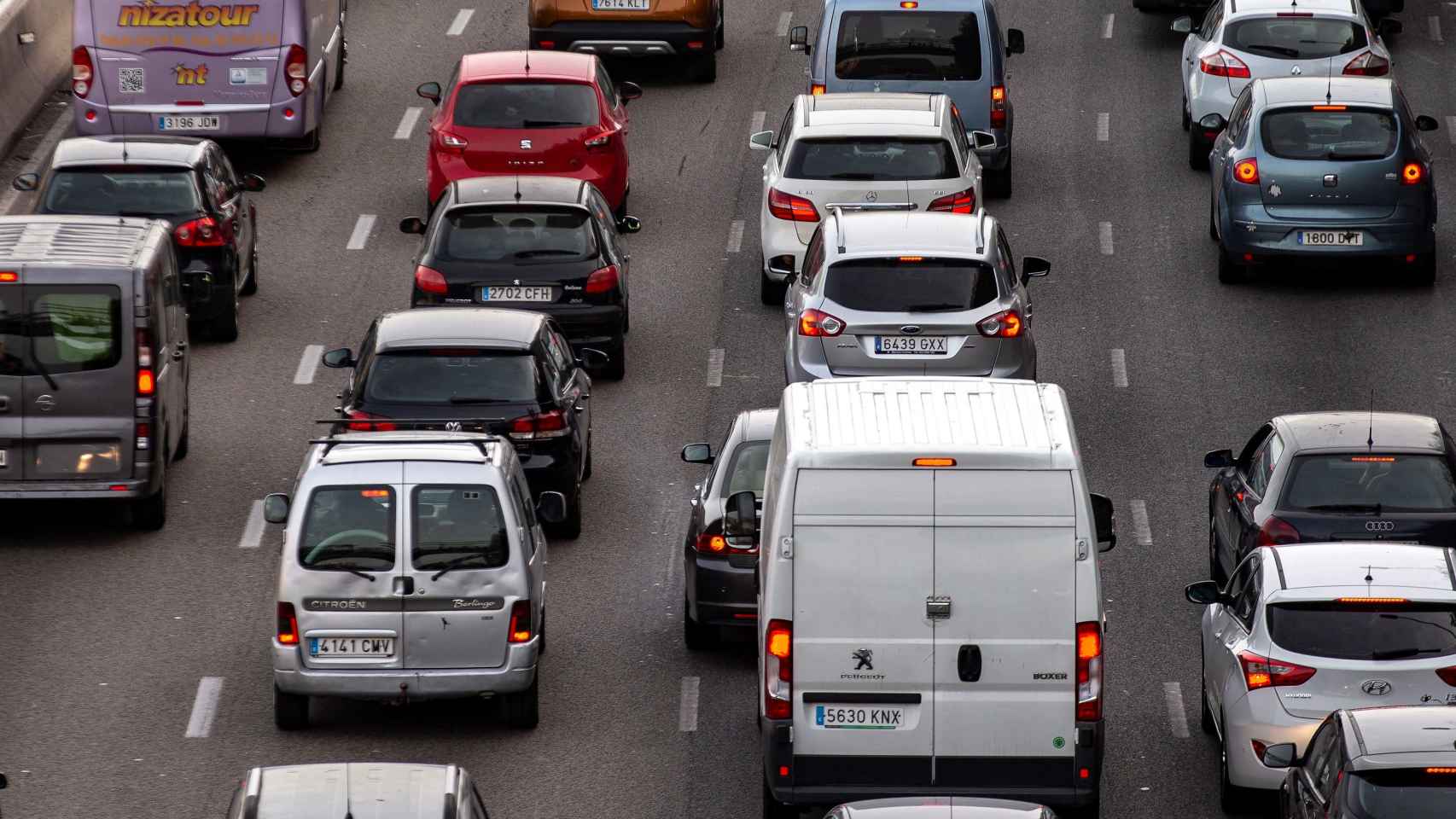 Decenas de coches vuelven a Barcelona en la segunda fase de la Semana Santa en Cataluña / EFE - Enric Fontcuberta