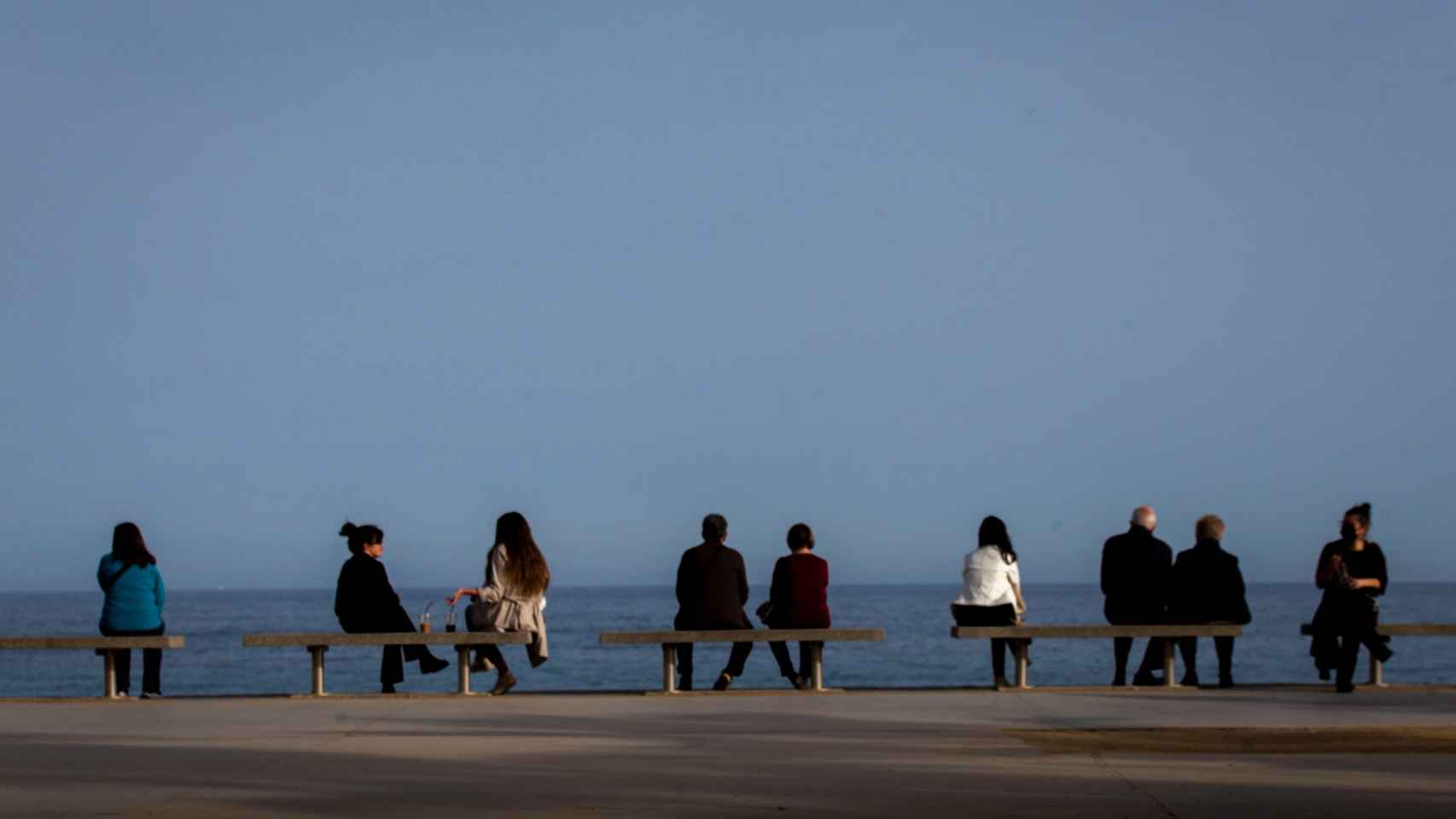 Varias personas descansan en Barcelona / EFE - Enric Fontcuberta