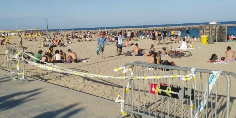 Bañistas en una playa de Barcelona / MA - JORDI SUBIRANA 