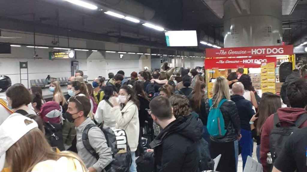 Aglomeraciones en la estación de Sants de Barcelona / TWITTER - @jaume_garro