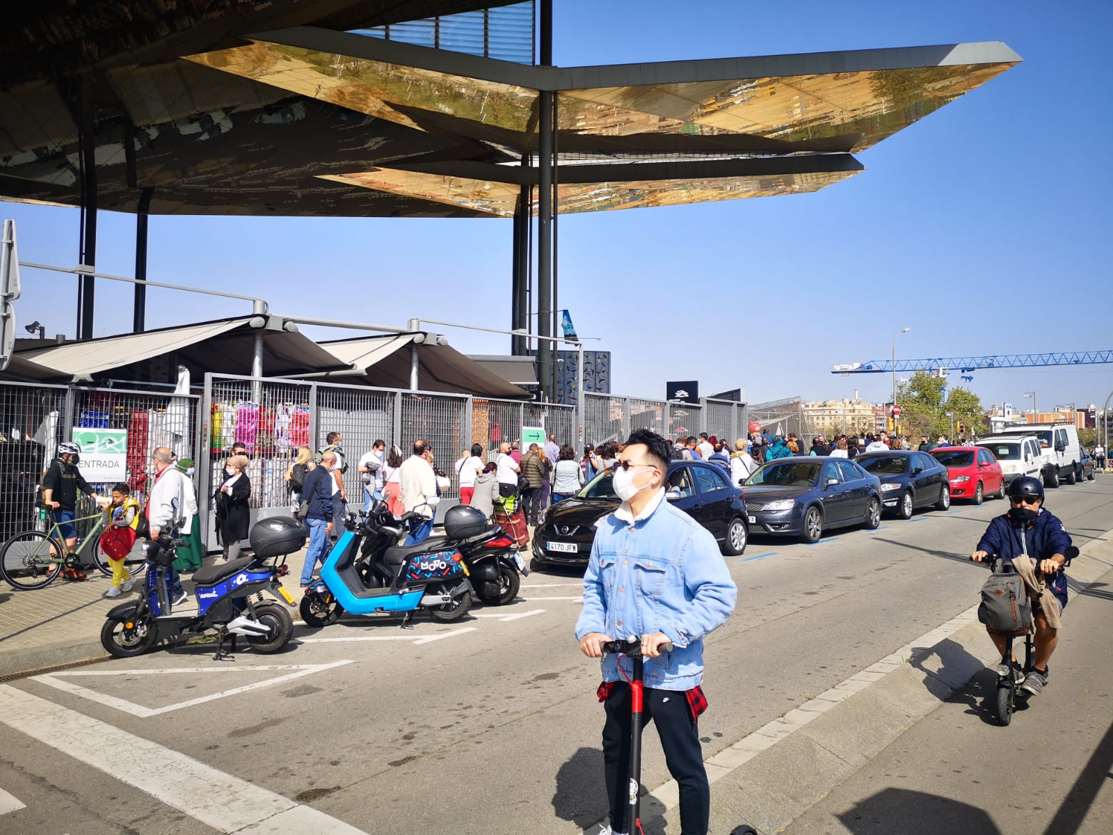 Decenas de personas haciendo cola para acceder al Mercat dels Encants durante la pandemia / G. A