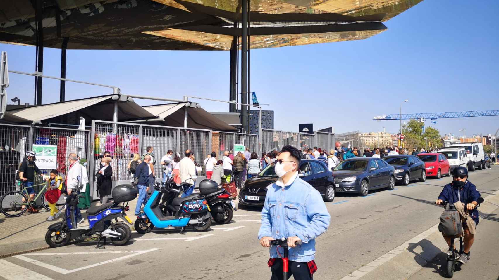 Decenas de personas hacían cola la mañana de este sábado para acceder al Mercat dels Encants / G. A