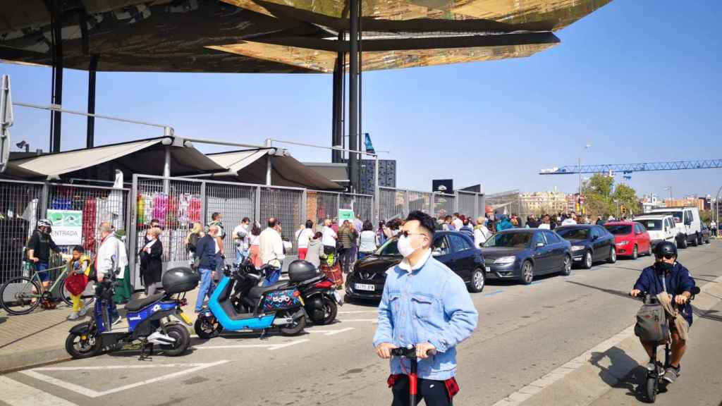 Decenas de personas hacían cola la mañana de este sábado para acceder al Mercat dels Encants / G. A