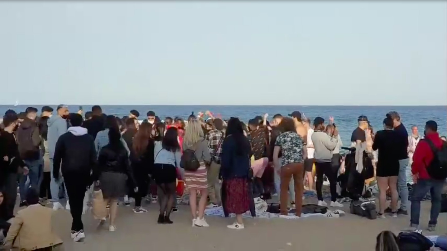 El viernes también se dieron situaciones similares, como este botellón en la playa de Barcelona / TWITTER - @fabri_davila