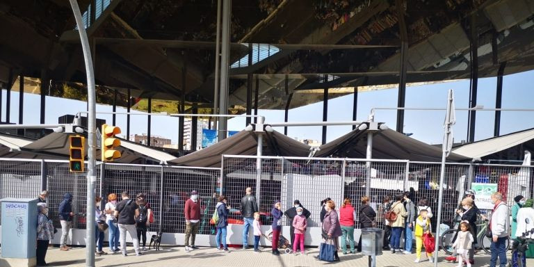 Gente aciendo cola para acceder al mercado de los Encants esta mañana / GUILLEM ANDRÉS