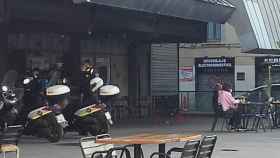 Guardia Urbana este domingo en el mercado de la Barceloneta / METRÓPOLI ABIERTA