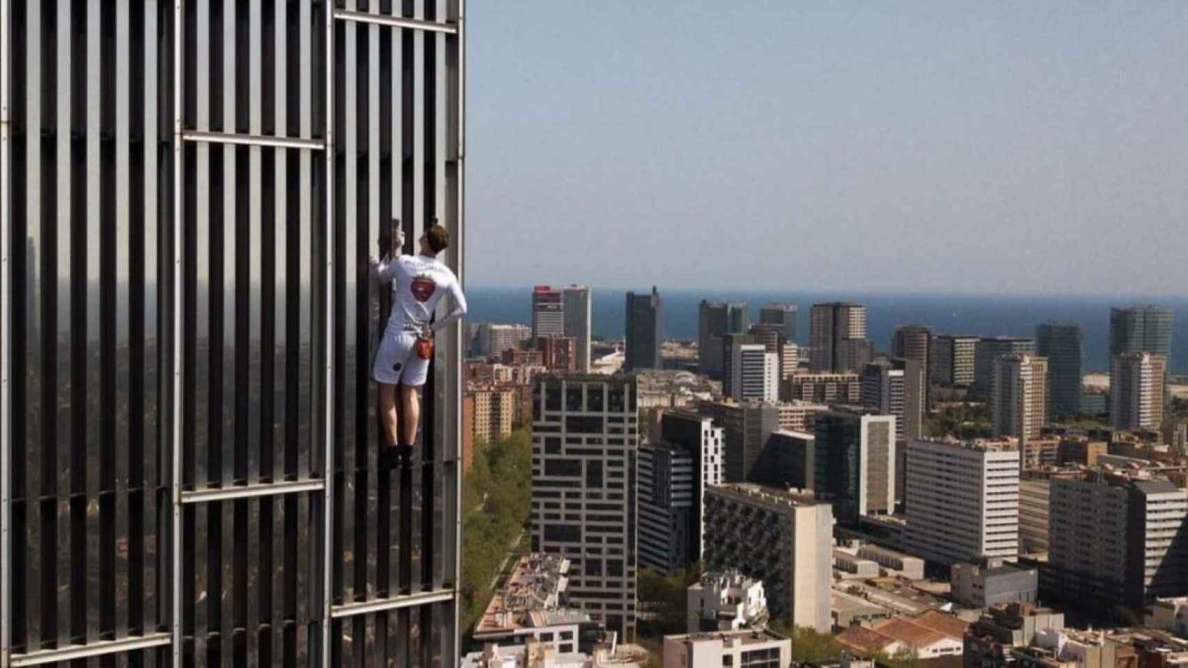 George King escala el hotel Meliá sin cuerdas el pasado viernes / @shardclimber