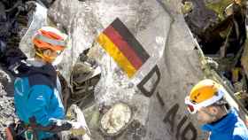 Miembros de los equipos de rescate mientras revisaban restos del fuselaje del avión en el lugar de la catástrofe / EFE