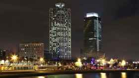 Vista nocturna de la playa de la Barceloneta / EFE