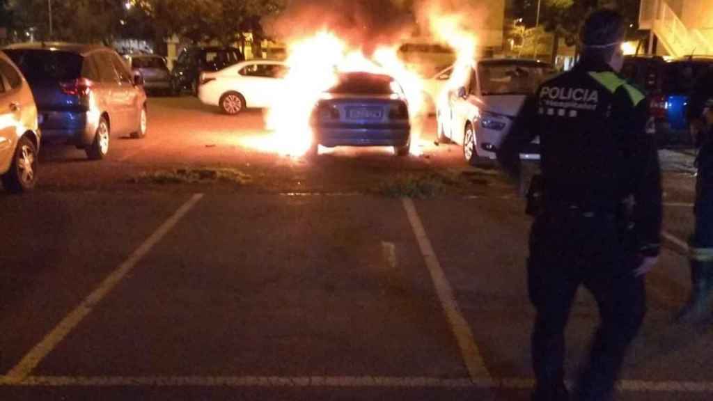 Uno de los coches que ha quemado esta noche en L'Hospitalet / TWITTER - @SplCme