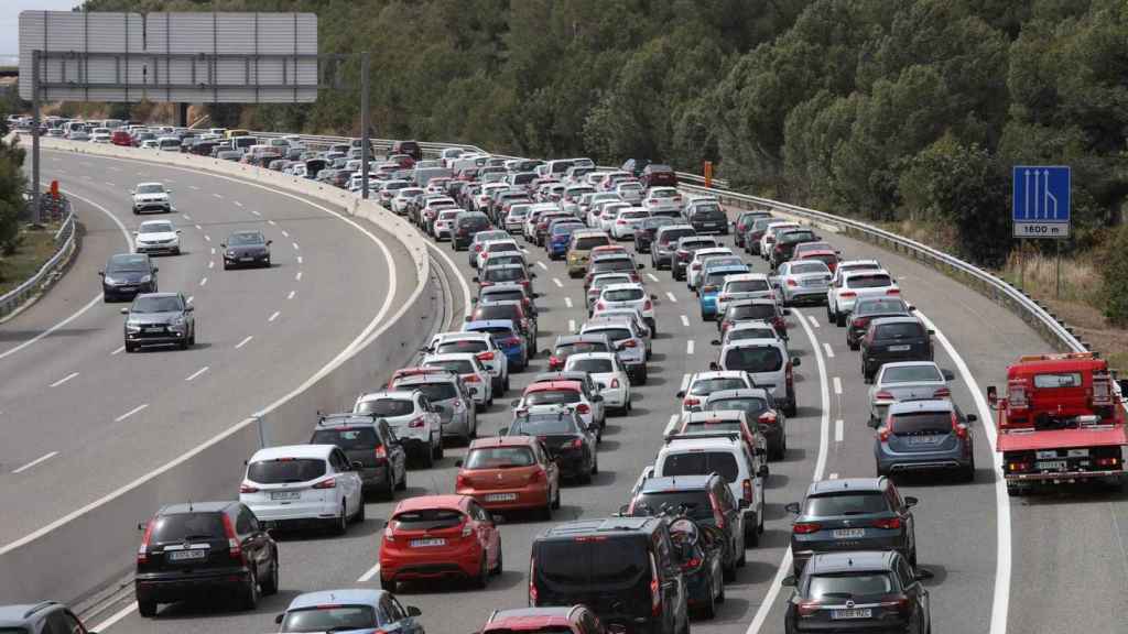 Tráfico intenso en una operación salida por un puente en Barcelona