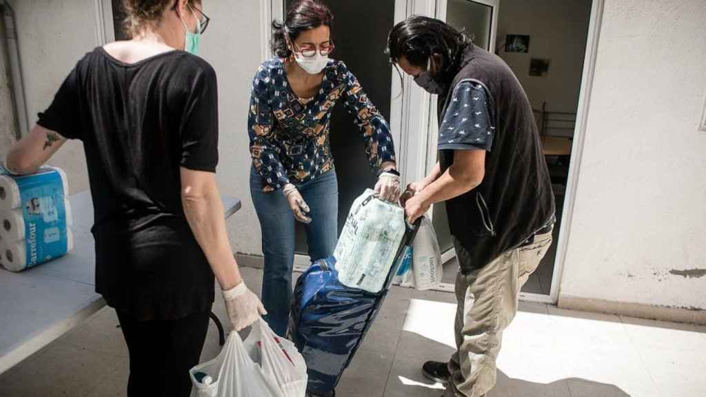 Voluntarios repartiendo comida entre los afectados por la crisis de la Covid-19 / ARCHIVO