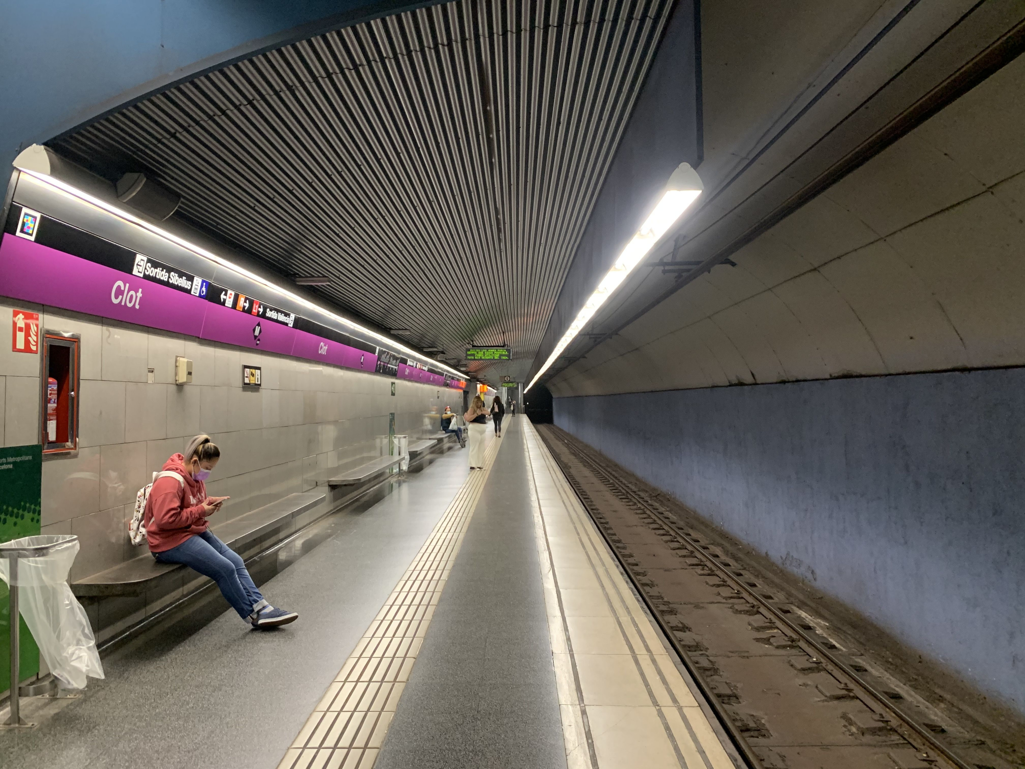 Andén de la estación de Clot de la línea 2 (L2) del metro / V.M.