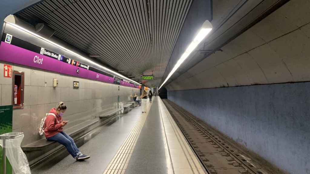 Andén de la estación de Clot de la línea 2 (L2) del metro