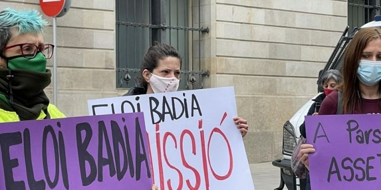 Protesta por la dimisión de Eloi Badia en la plaza Sant Jaume / DAVID GORMAN