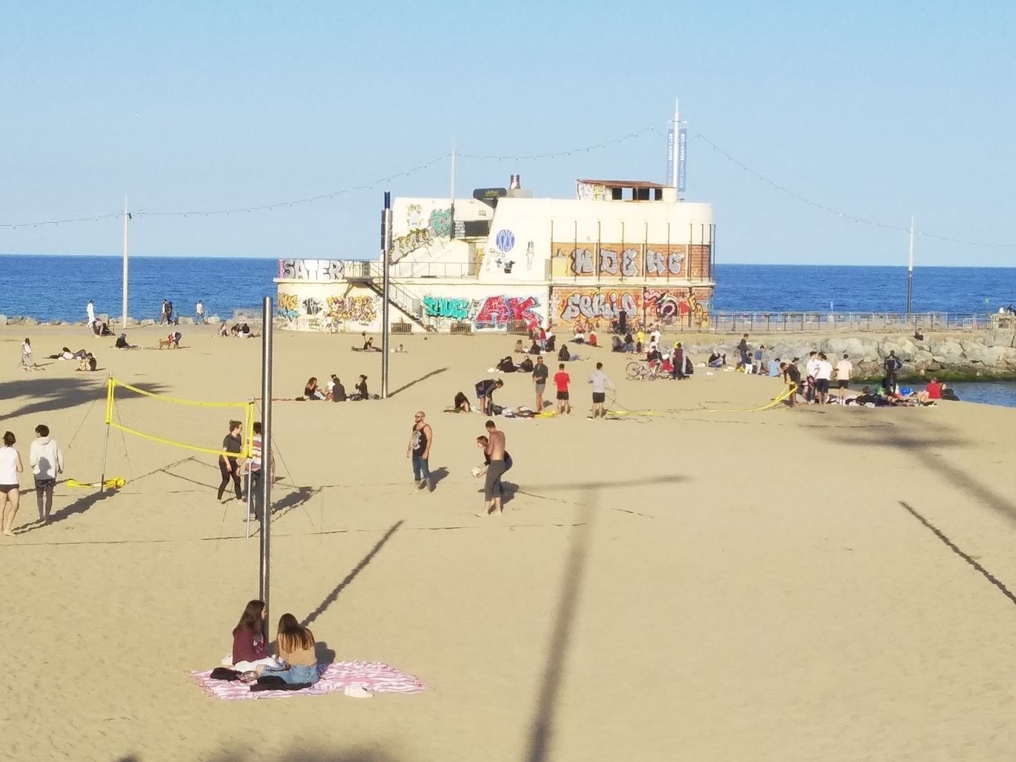 El restaurante tapiado en la playa de la Mar Bella, en Barcelona / MA - JORDI SUBIRANA