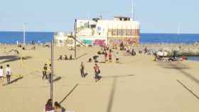 El restaurante tapiado en la playa de la Mar Bella, en Barcelona / MA - JORDI SUBIRANA