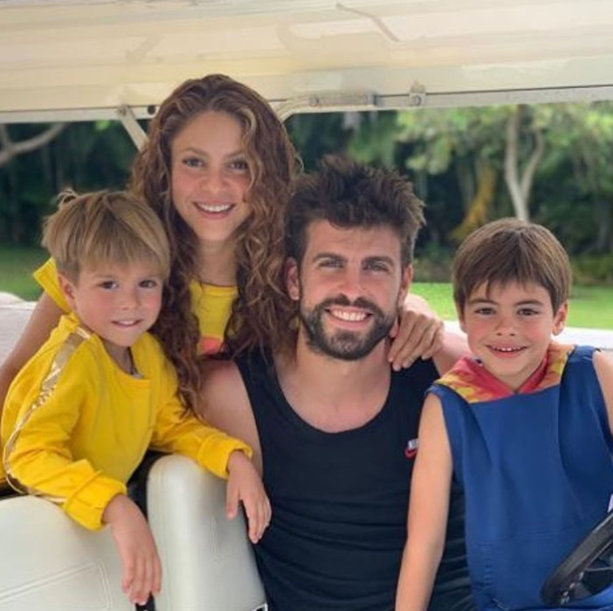 Piqué y Shakira junto a sus hijos, Milan y Sasha / INSTAGRAM