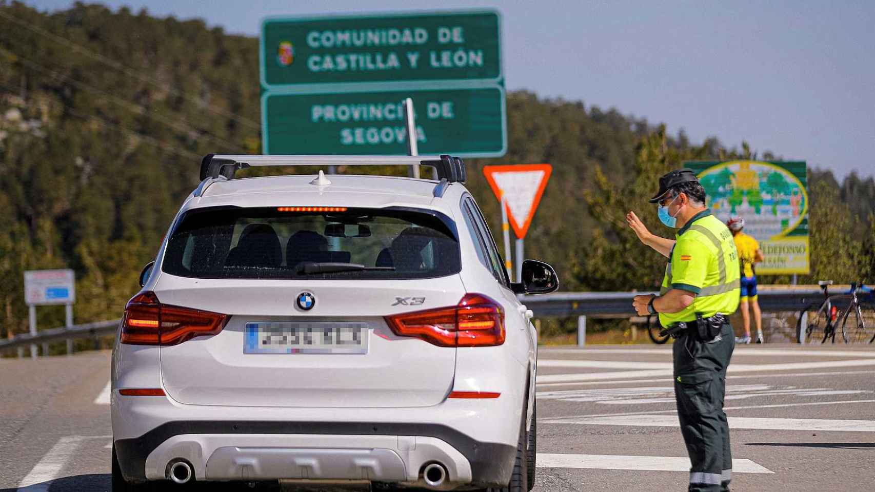 Un agente en un control policial en una imagen de archivo / RTVE