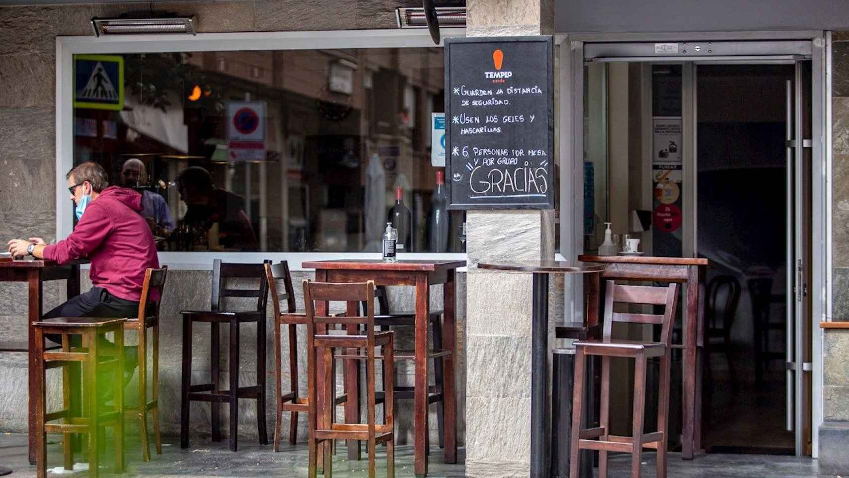 Terraza de un bar con un cliente sentado en una imagen de archivo / EFE - Raquel Manzanares