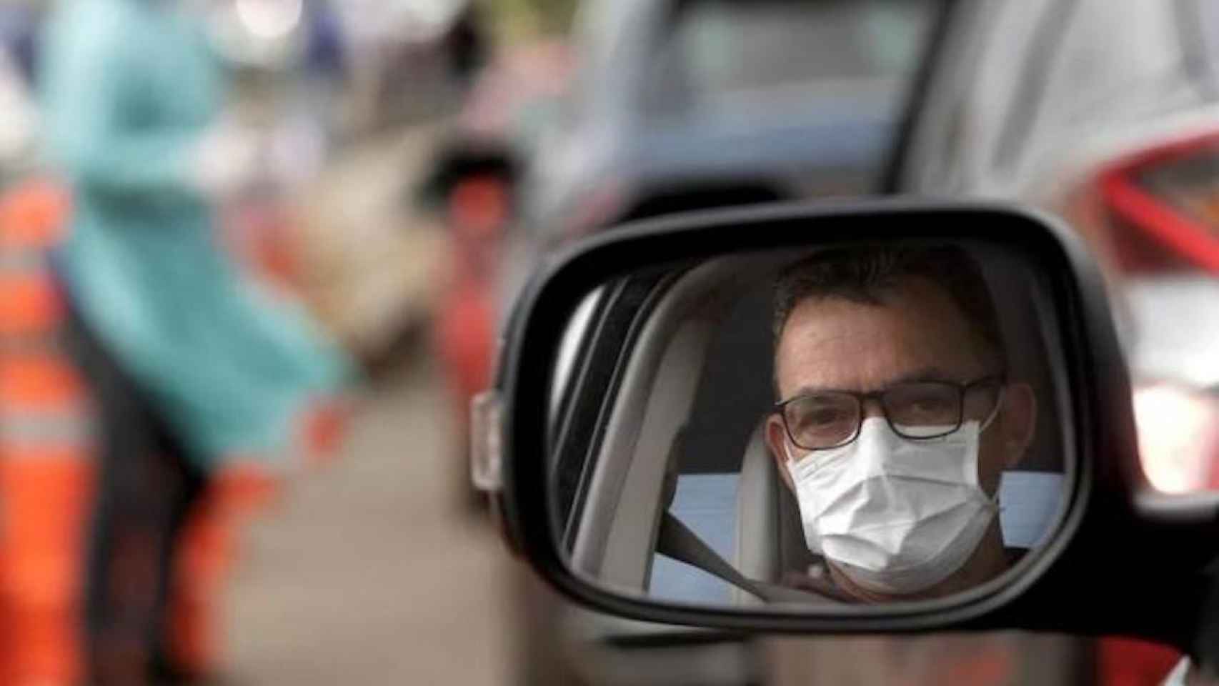 Un hombre lleva la mascarilla en el coche / EFE