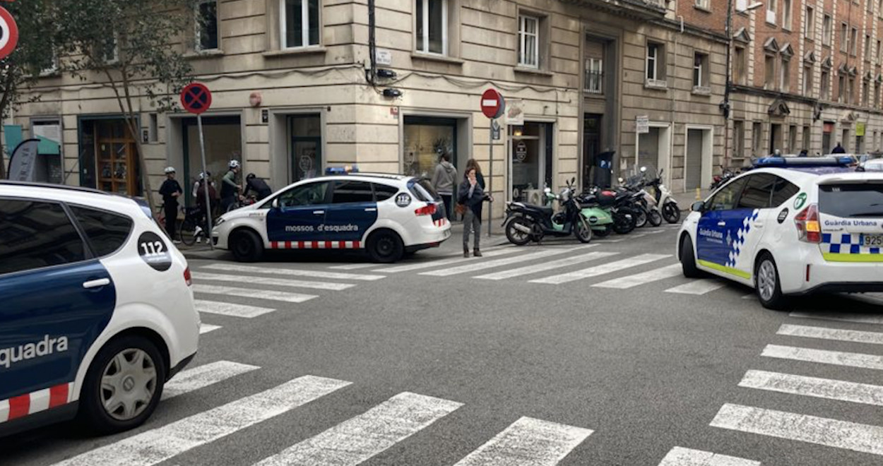 Patrullas de Mossos y Urbana en una calle de Sarrià-Sant Gervasi / EB