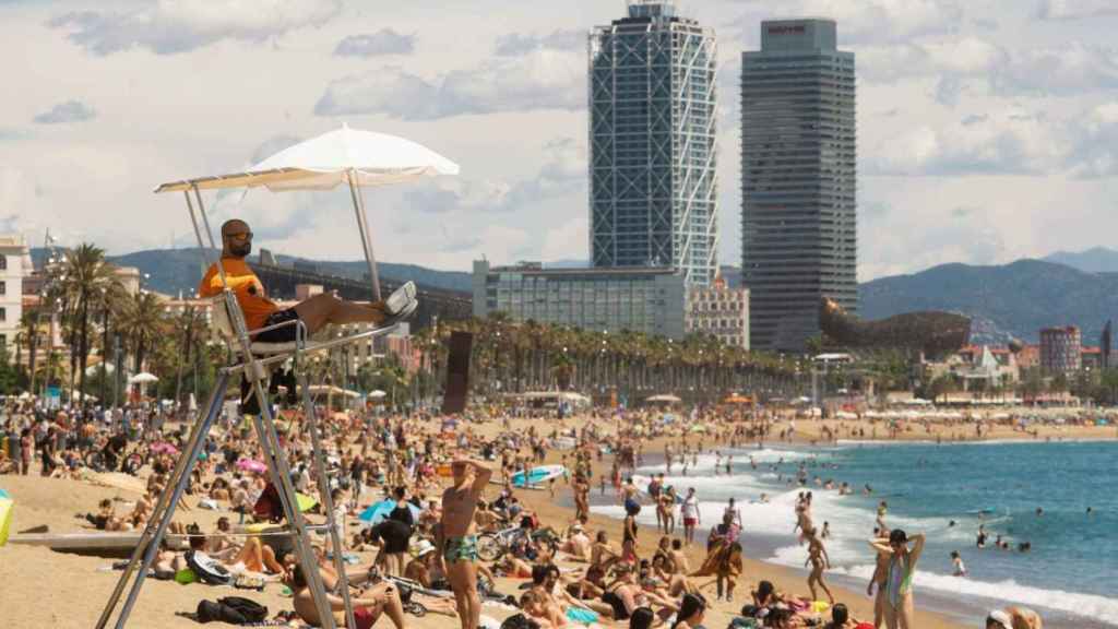 Aspecto de la playa de Sant Sebastià, en Barcelona, en una imagen de archivo / EFE