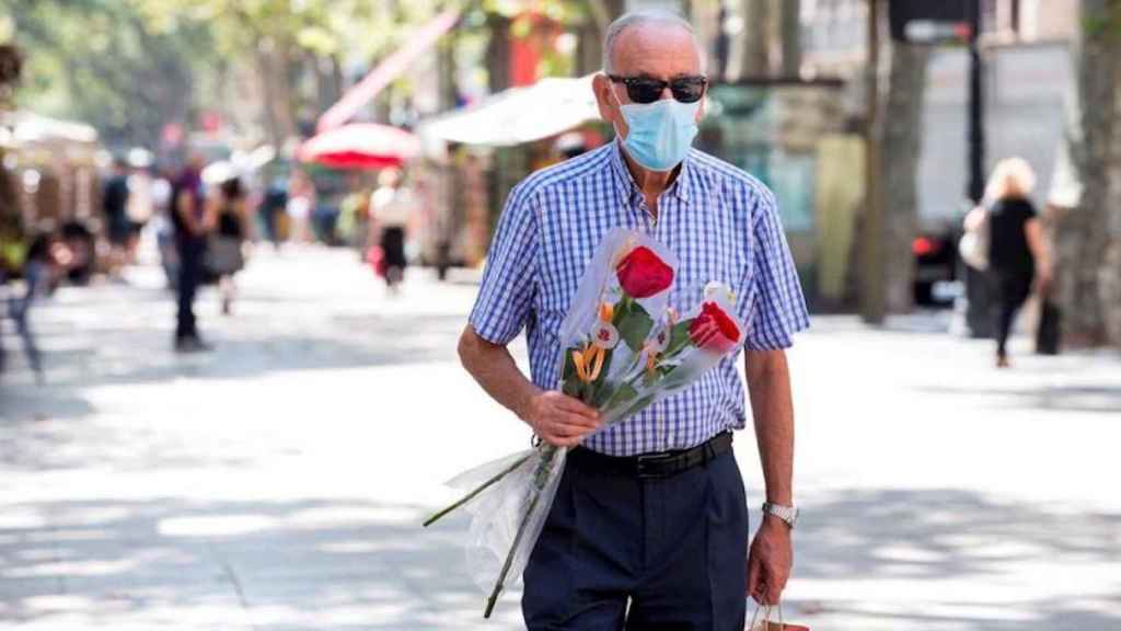 Un hombre con rosas durante la celebración de Sant Jordi del pasado año / EFE