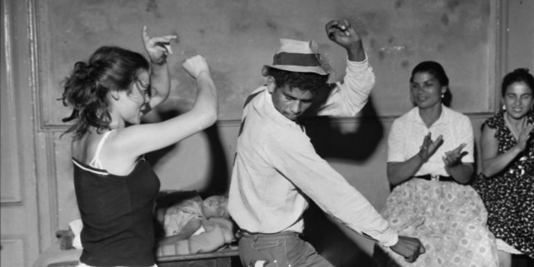 Personas de etnia gitana durante la verbena de San Juan en una bodega de Barcelona en 1960 / JACQUES LÉONARD - ARXIU FOTOGRÀFIC DE BARCELONA