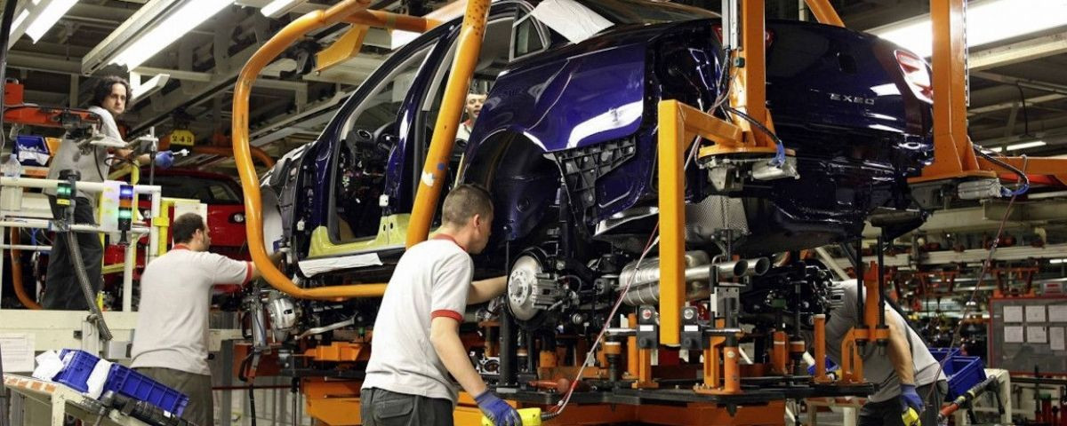 Jóvenes trabajando en la planta de la compañía Seat en Martorell (Barcelona) / SEAT