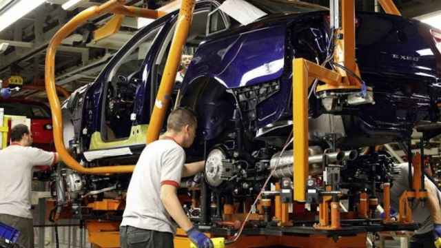 Jóvenes trabajando en la planta de la compañía Seat en Martorell (Barcelona) / SEAT