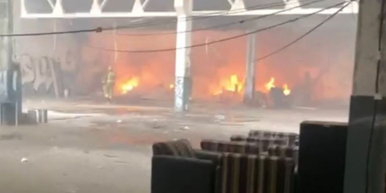 Los bomberos extinguen el fuego en la nave el pasado 7 de marzo / SPL-CME GUARDIA URBANA