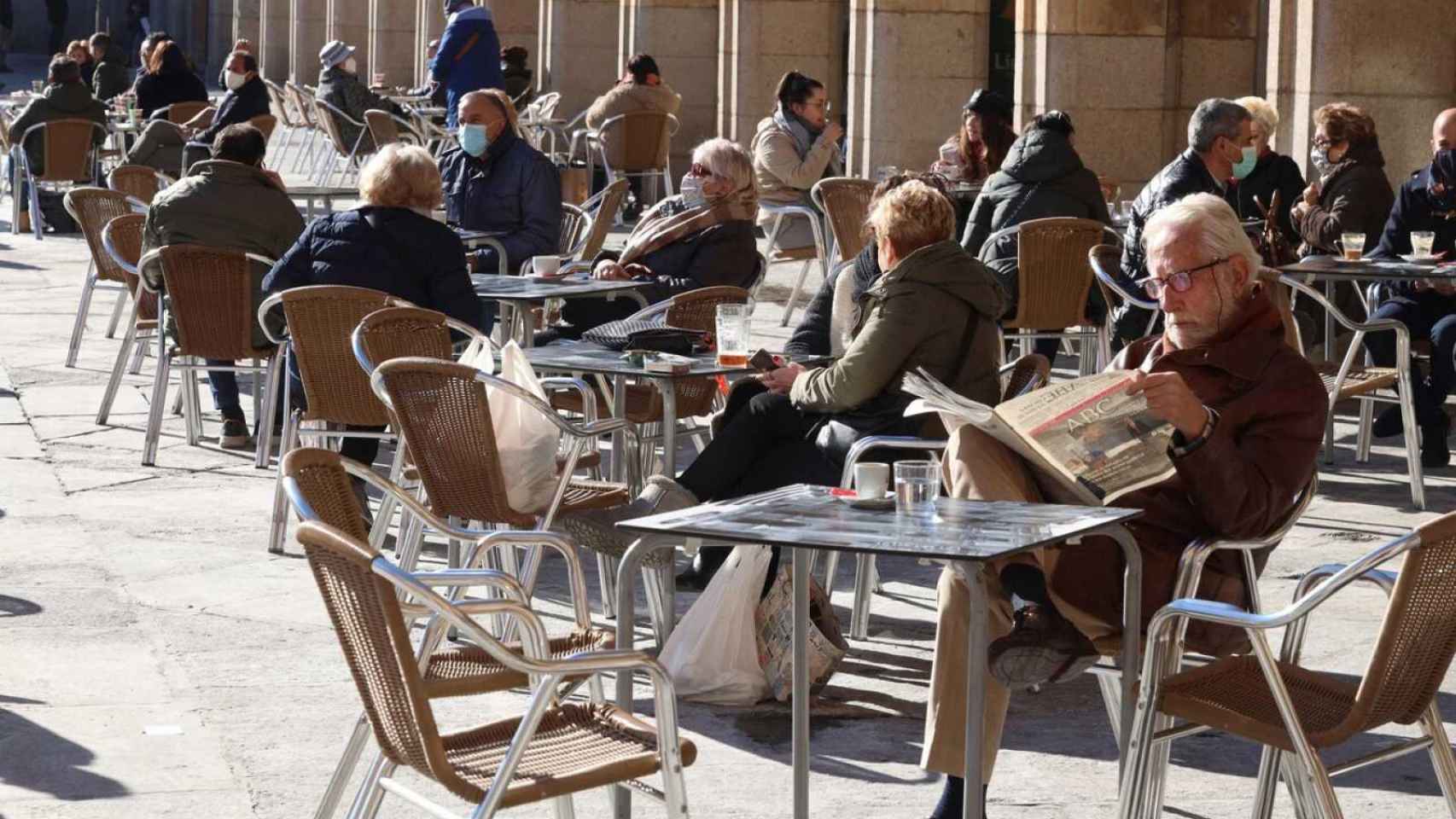 Varias personas disfrutan de una terraza en una imagen de archivo / EFE - JM GARCÍA