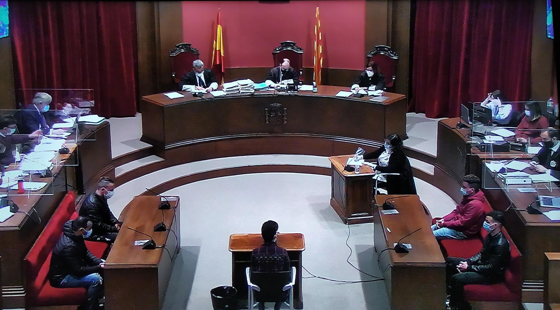 Segunda sesión del juicio a 'la manada de Sabadell' por una violación múltiple en 2019. En la Audiencia de Barcelona, el 7 de abril de 2021 / EUROPA PRESS