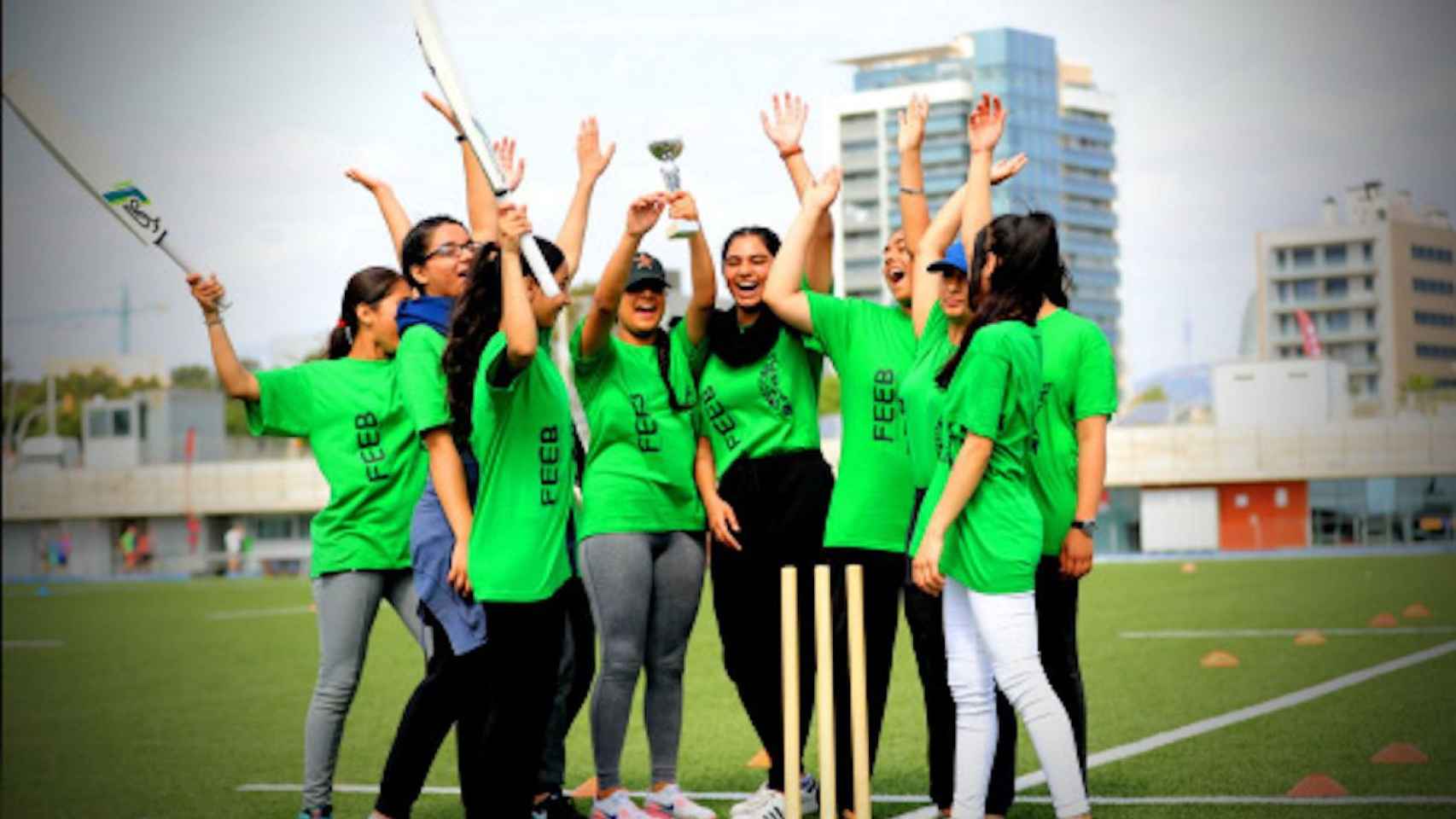 Jugadoras de un equipo de críquet de Barcelona celebrando una victoria /  CRIQUET JOVE A BCN