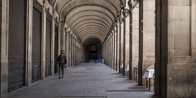 Una mujer camina por los patios interiores de la Plaza Reial / PABLO MIRANZO (MA)