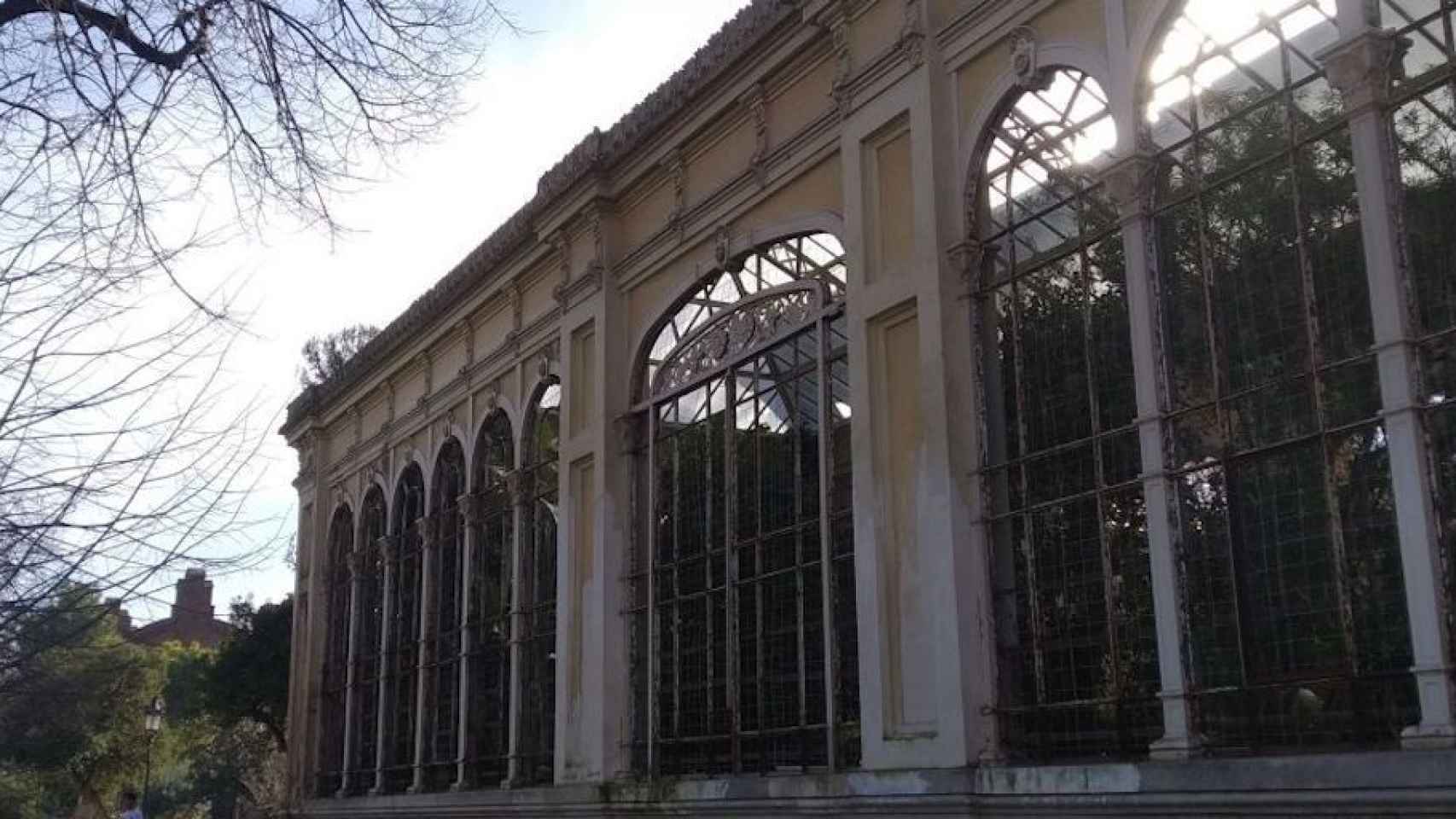 El exterior del Hivernacle, en el parque de la Ciutadella, totalmente degradado / MA - JORDI SUBIRANA