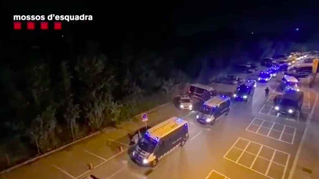 Unidades de los Mossos d'Esquadra tras un incidente similar en el barrio de La Mina / MOSSOS D'ESQUADRA