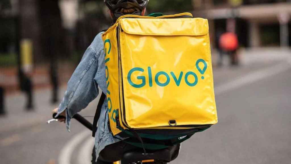 Una repartidora de Glovo, en una imagen de archivo / EFE