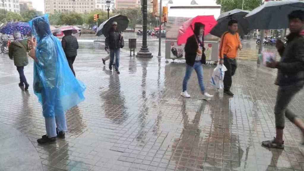 Transeúntes caminan por el centro de Barcelona en un episodio de lluvia primaveral / EFE