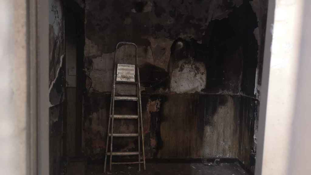Interior calcinado de un supuesto taller clandestino después del incendio del 4 de abril / METRÓPOLI ABIERTA