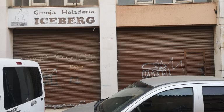 Dos hombres delante de la vivienda que el pasado fin de semana sufrió un incendio / METRÓPOLI ABIERTA